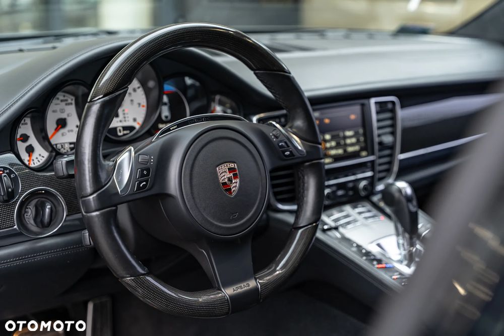Porsche Panamera Turbo PDK - 23