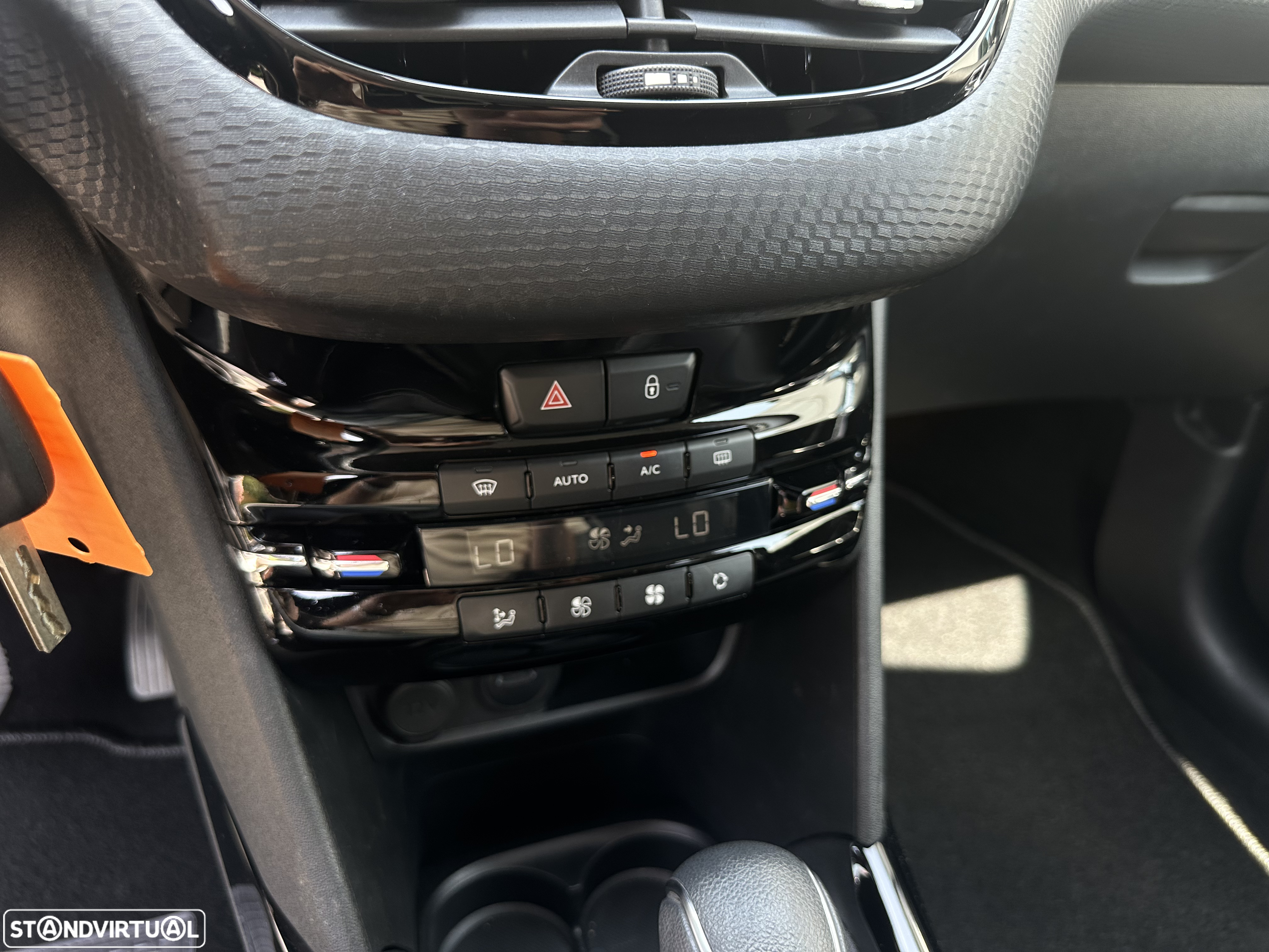 Peugeot 2008 1.2 PureTech Allure EAT6 - 19