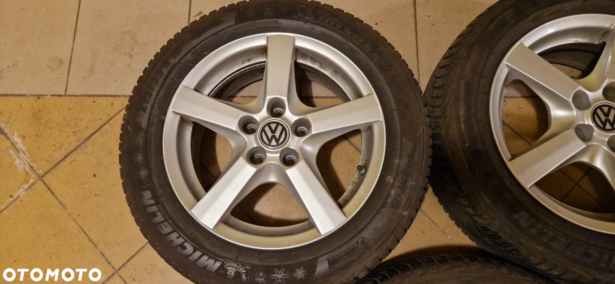Sprzedam komplet kół z felgami aluminiowymi do VW Passata. Opony Michelin 215/55/R16 - 2