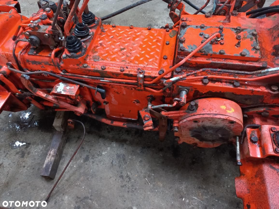 CZĘŚCI RENAULT 651,681,751,851,551,SKRZYNIA,most,widełki ,tryb,atak,koło zębate,obudowa skrzyni,podnośnik,sekcja hydrauliki,wom,wałek,ramie podnośnika.korpus,wodzik,widełki,tryb 1,2,3,4, biegu,wsteczny.mvm - 9