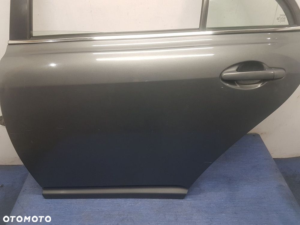 TOYOTA AVENSIS T25 SEDAN DRZWI TYŁ LEWE 1E5 - 2