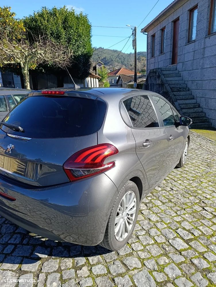Peugeot 208 2018 photo 2
