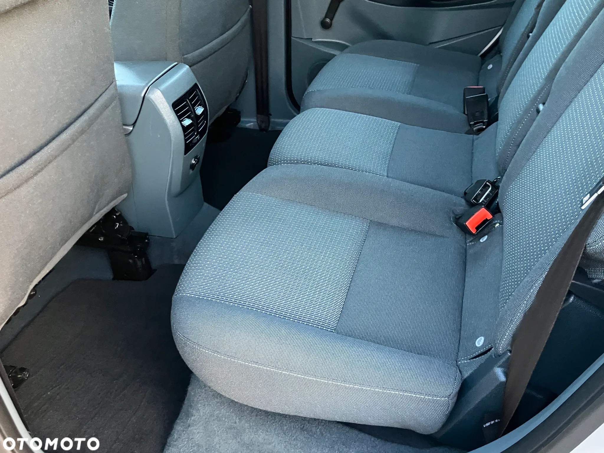 Ford C-MAX 1.6 Ti-VCT SYNC Edition - 34