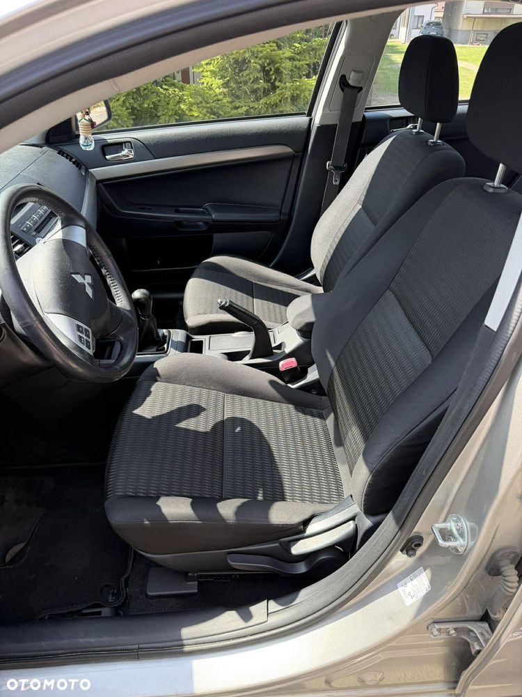 Mitsubishi Lancer - 10