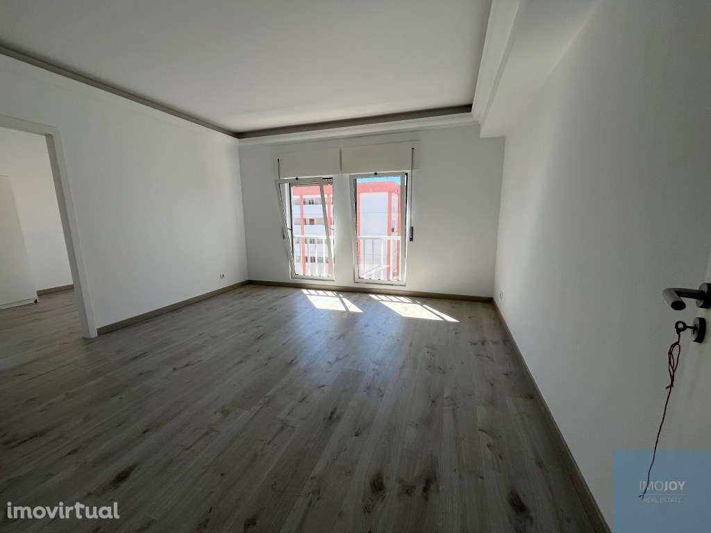 Apartamento T2 Remodelado na Quinta da Luz - Grande imagem: 2/34