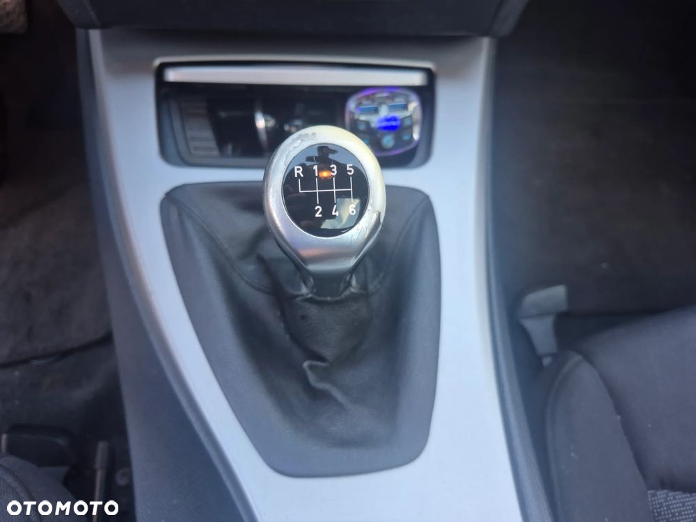 BMW Seria 3 318i - 23