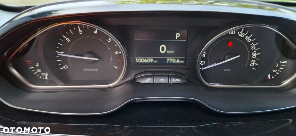 Peugeot 2008 1.2 Pure Tech GPF Allure S&S EAT6 - 24