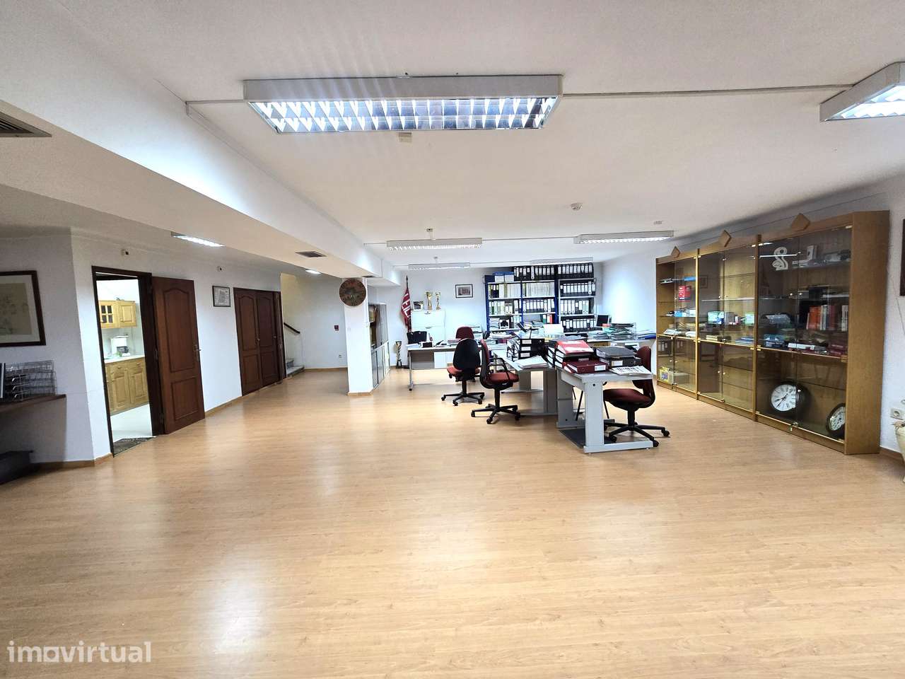 Espaço Comercial Versátil com 222m² – Excelência em Setúbal - Grande imagem: 2/33