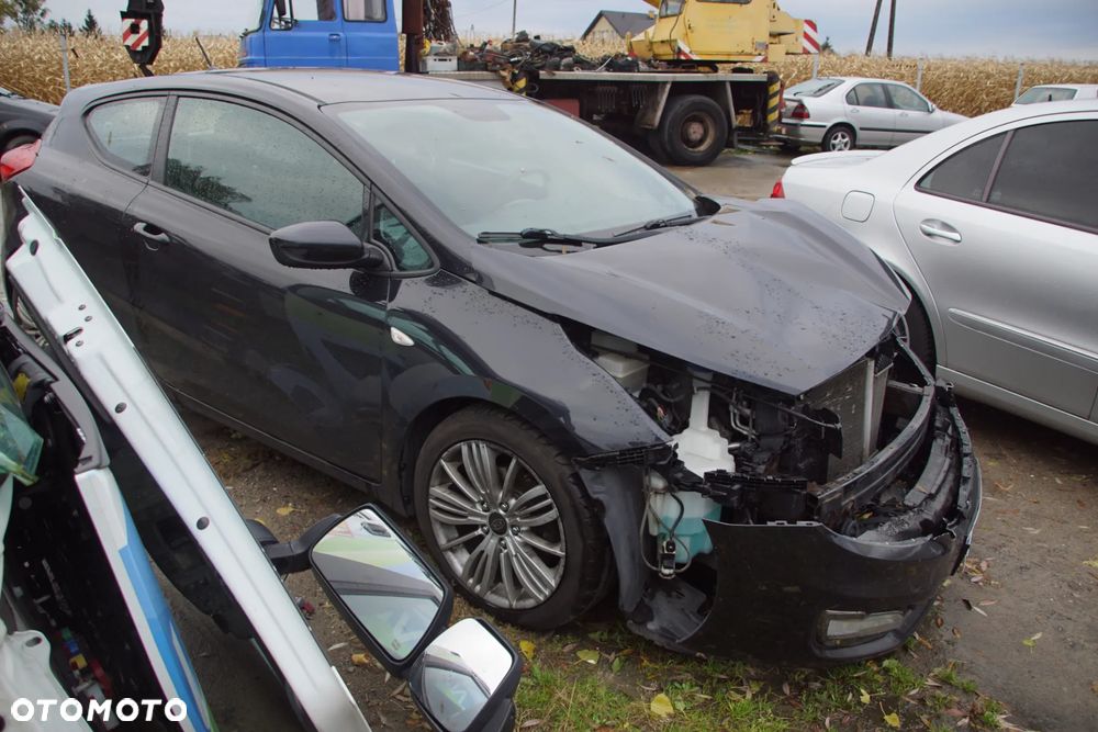 Auto na części - Kia ProCeed Pro_cee'd II 1.6 CRDI 110 KM D4FB WDJ6 WK 2014R Silnik Skrzynia Drzwi Klapa Błotnik Zderzak Lampa Szyba Lusterko Deska Kokpit Sterownik Moduł Czujnik Licznik Kierownica Panel - 3
