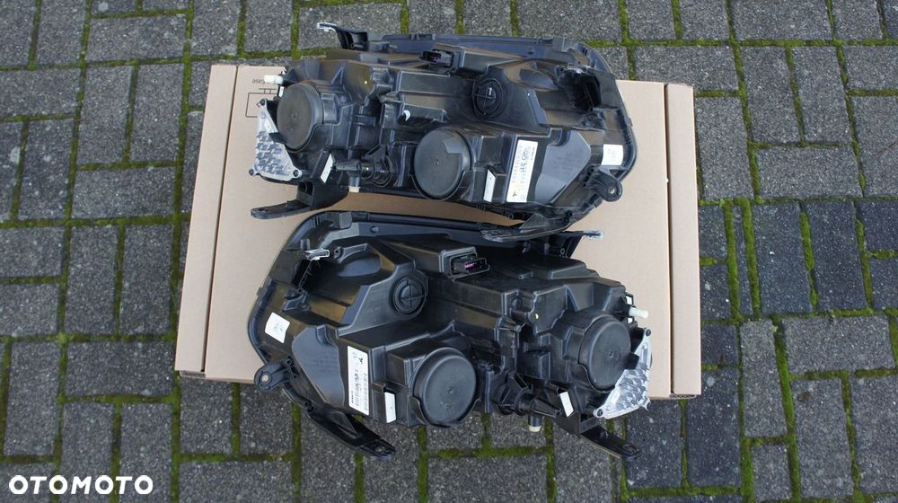 PRZEDNIA LEWA PRAWA LAMPA DACIA DUSTER II - 16