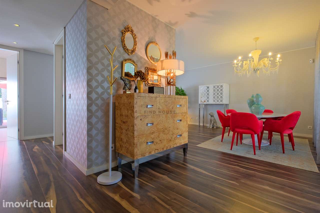 Moradia T4 com garagem box, piscina e jardim em Santo António da Charn - Grande imagem: 2/47