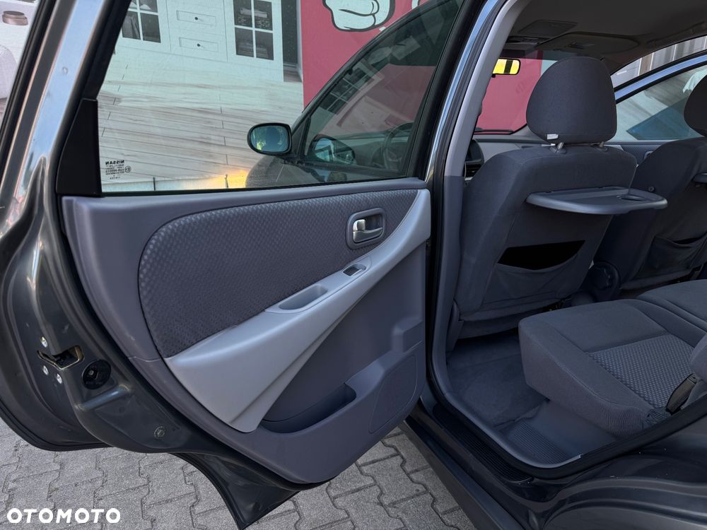 Nissan Almera Tino - 17