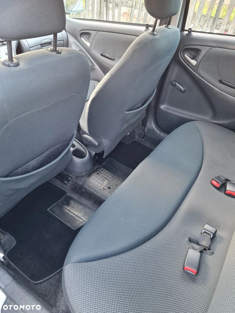 Toyota Yaris 1.0 - 5