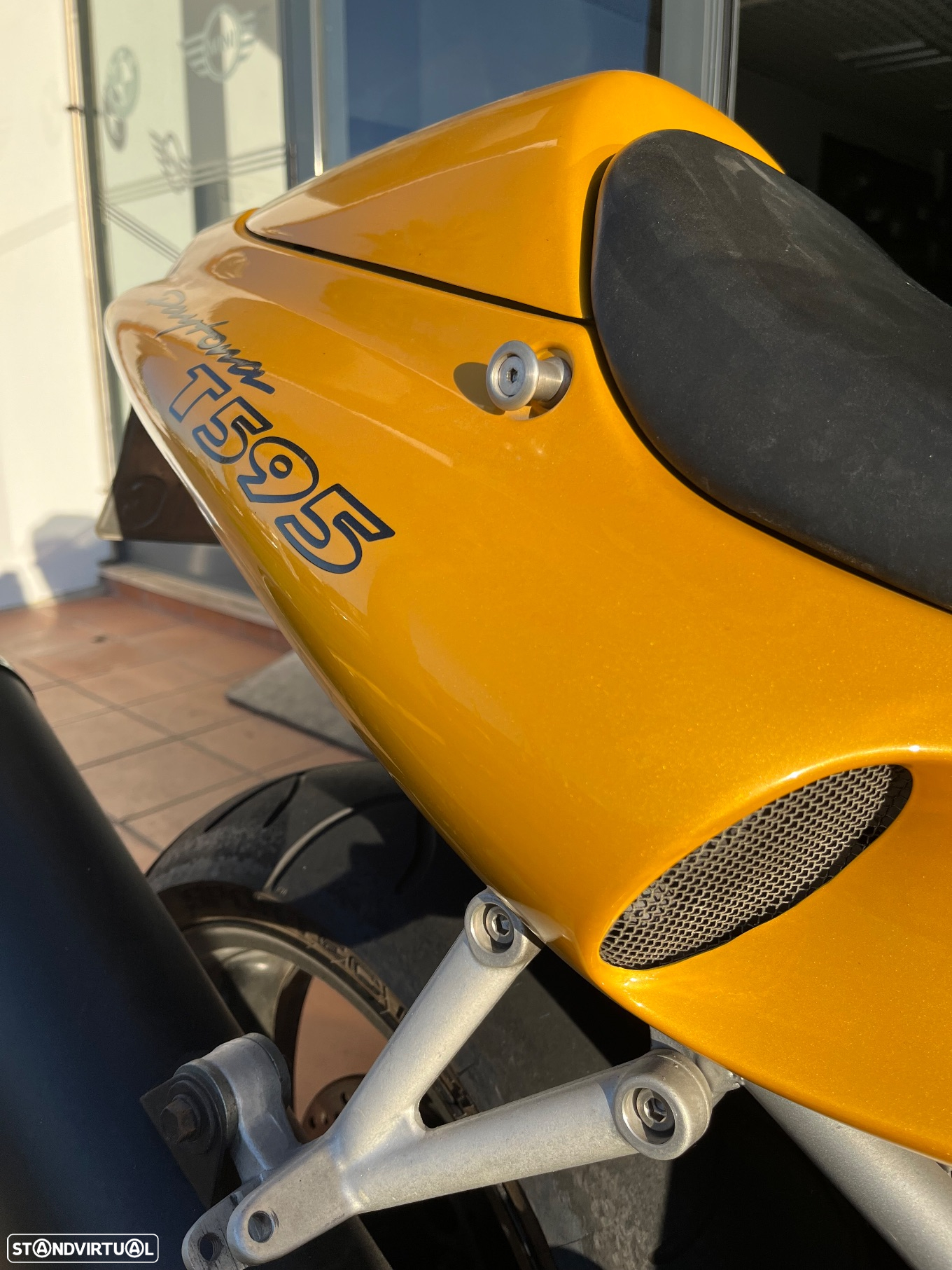 Triumph Daytona 959 I - 10