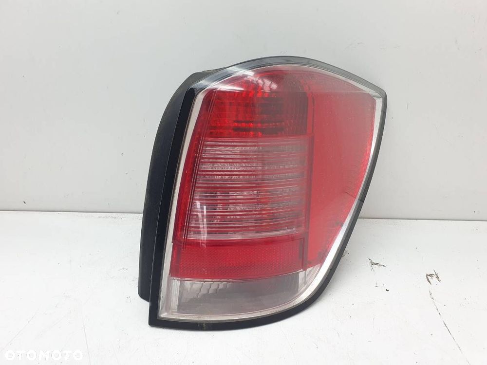 LAMPA TYŁ PRAWA 24451840 OPEL ASTRA H KOMBI 2004 EUROPA - 1