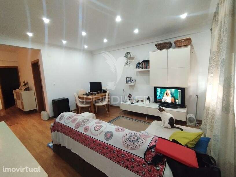 T2 remodelado com conceito open space e ilha de cozinha | Cacém - Grande imagem: 2/11