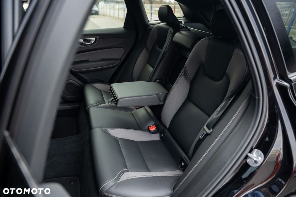 Volvo XC 60 B5 B AWD Ultimate Dark - 35