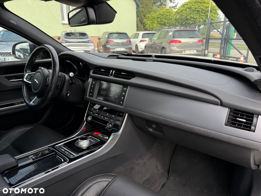 Jaguar XF 30d R-Sport - 19