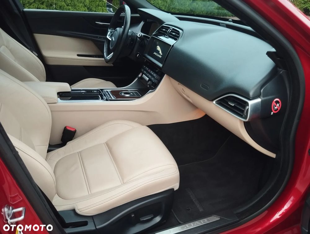 Jaguar XE 20t R-Sport - 17