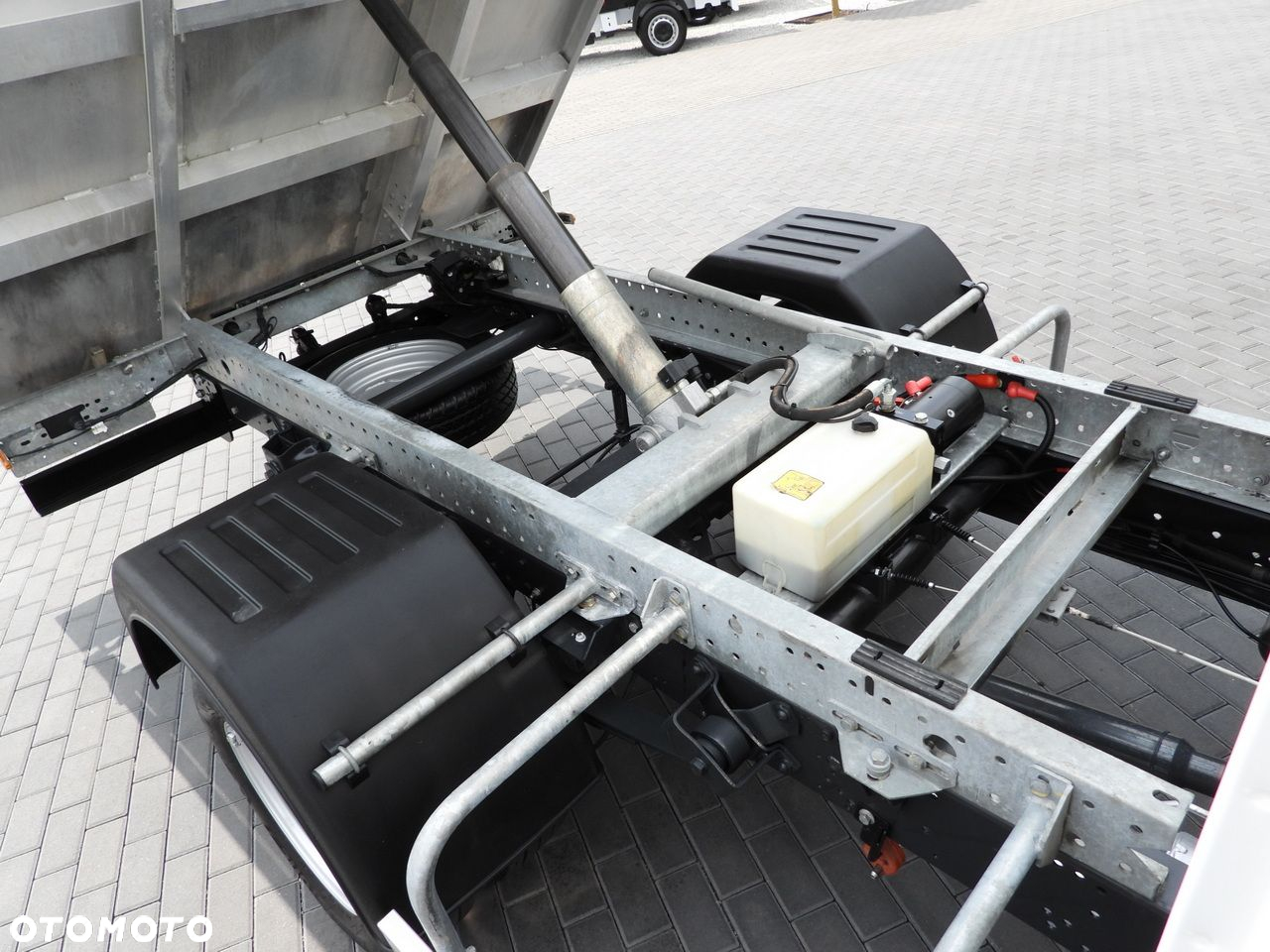 Iveco DAILY 35C14 WYWROTKA PODWÓJNA KABINA DOKA 6 MIEJSC TEMPOMAT BLIŹNIACZE KOŁA KLIMATYZACJA  140KM - 24