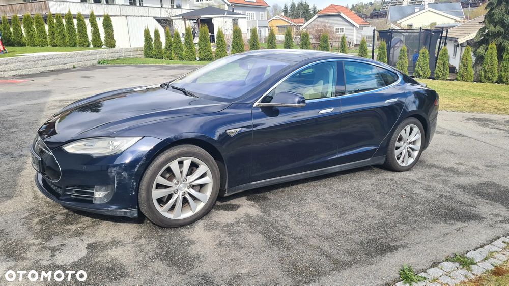 Tesla Model S - 5