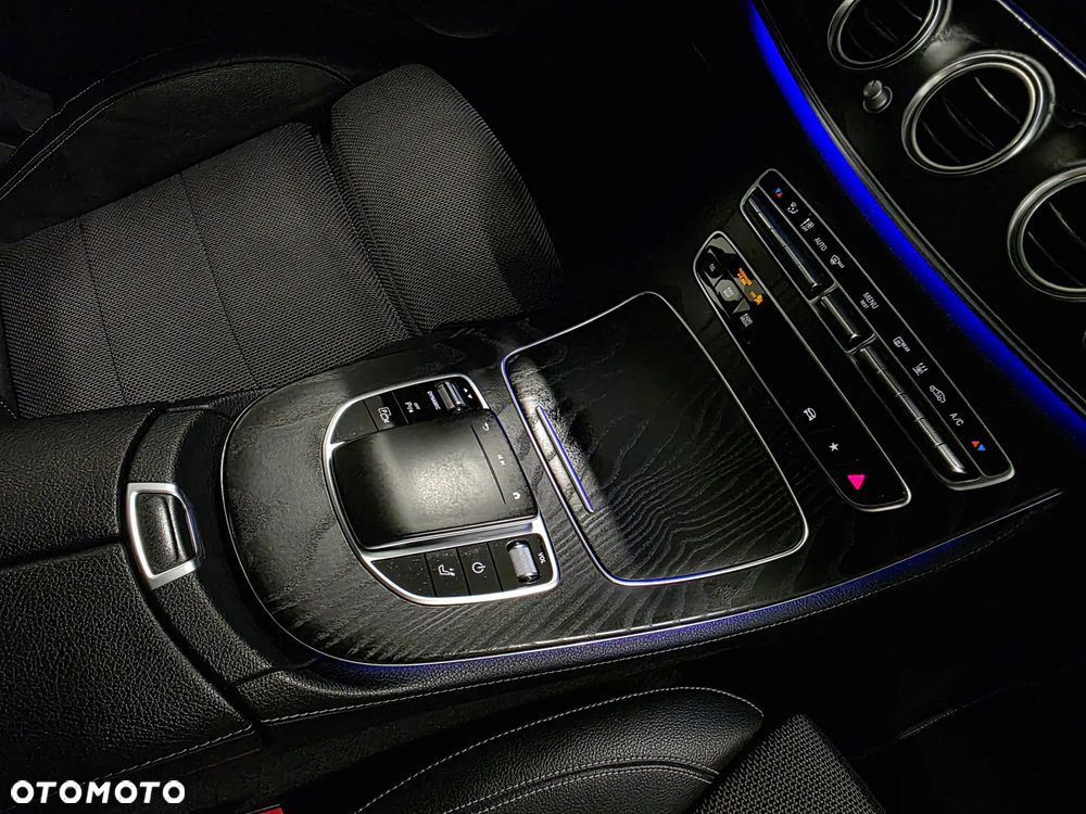 Mercedes-Benz Klasa E 300 de 4-Matic Exclusive - 21
