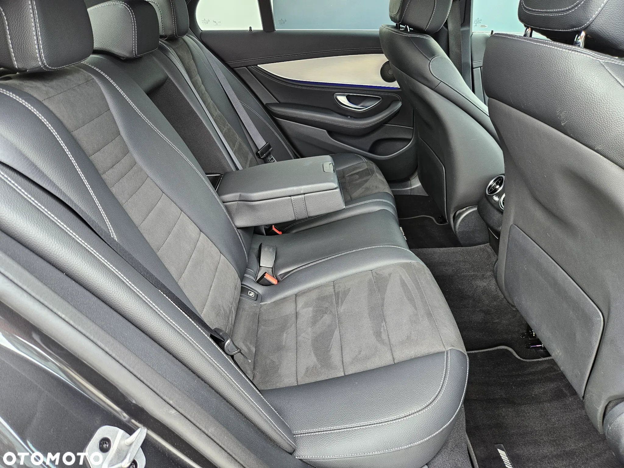 Mercedes-Benz Klasa E 220 d 4-Matic 9G-TRONIC - 22