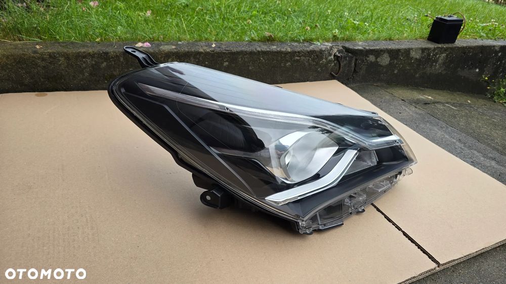 Toyota Yaris III Lift 17-20 Lampa Prawa Przednia Z LED DRL Oryginał - 3