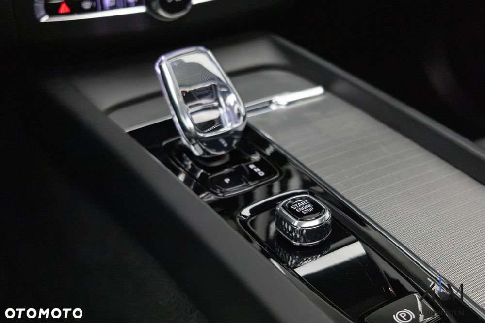 Volvo XC 60 B4 D AWD Ultimate Dark - 24