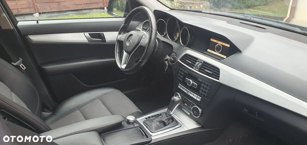 Mercedes-Benz Klasa C 180 CGI Automatik BlueEFFICIENCY Avantgarde - 31