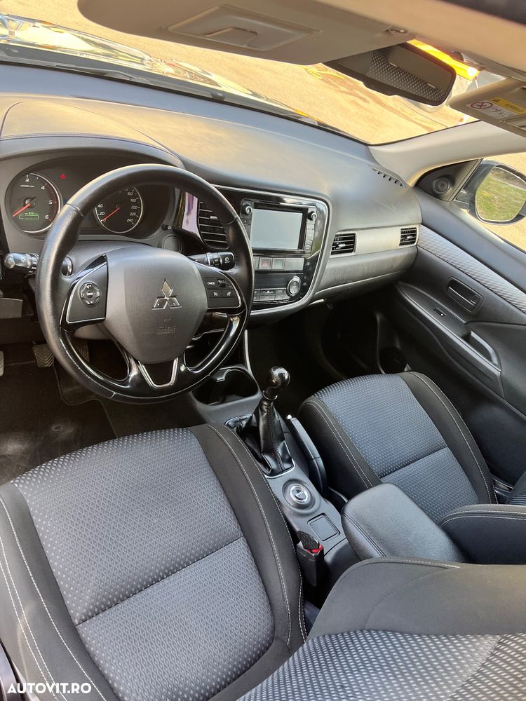 Mitsubishi Outlander 2.2 DI-D AS&G 6MT 4WD Invite A01 - 17