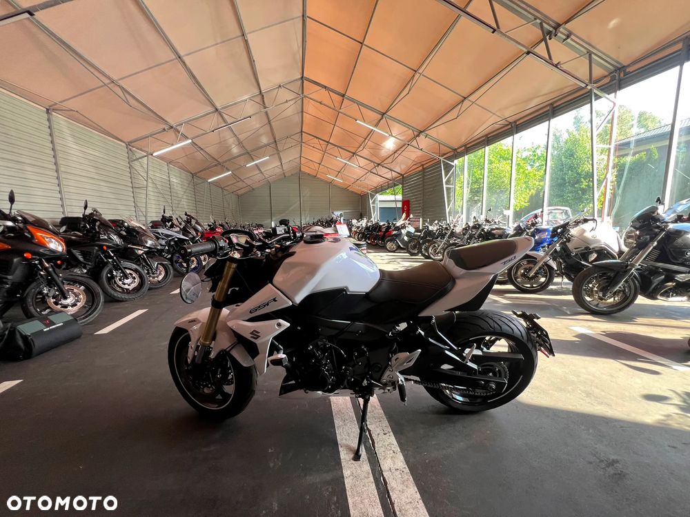 Suzuki GSR - 13