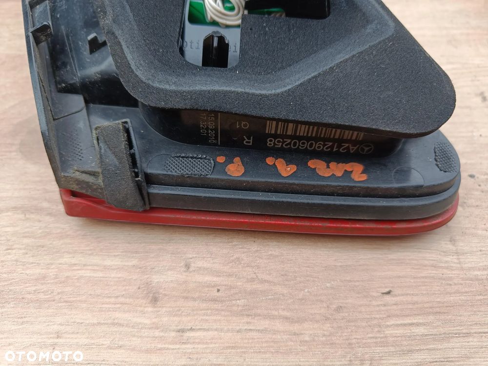 MERCEDES W212 SEDAN LAMPA TYLNA W KLAPĘ PRAWA LED TYŁ - 5