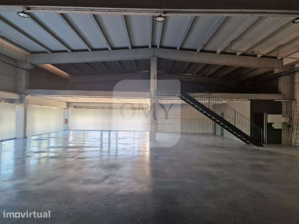 Armazém novo com 2 pisos e cais junto à Zona Industrial de Vila Real - Grande imagem: 5/18