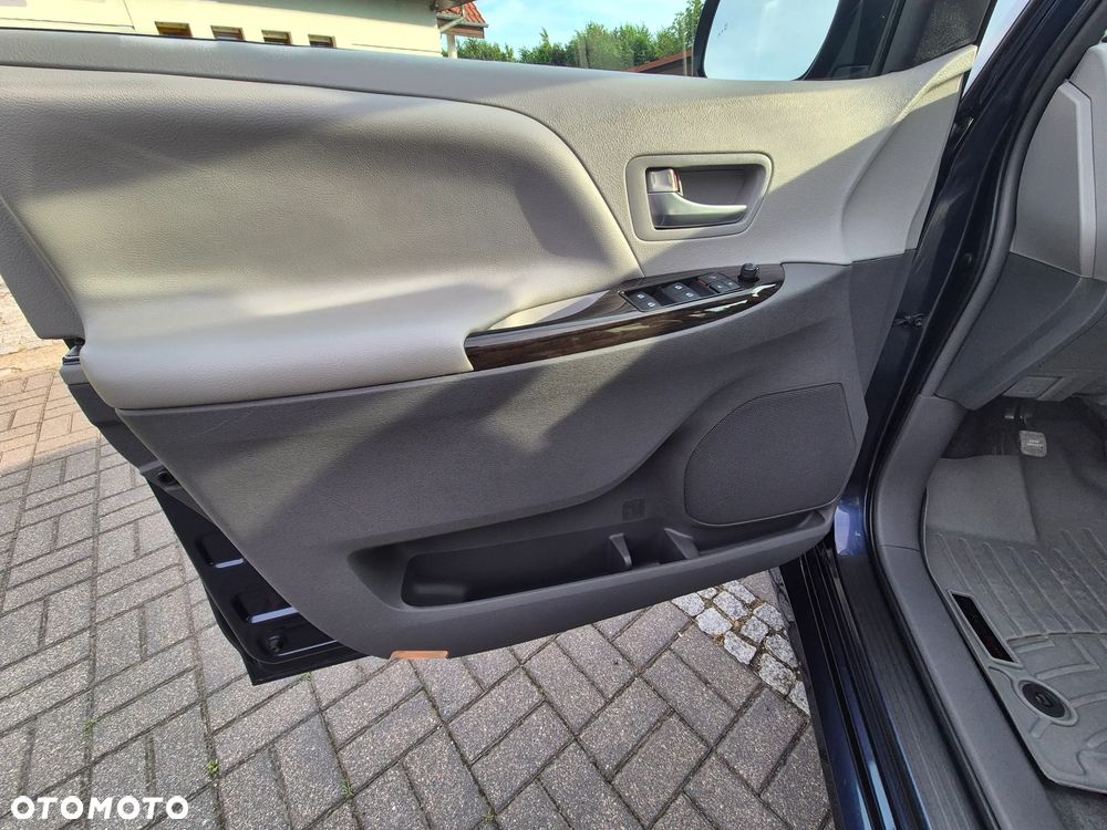Toyota Sienna 3.5 V6 XLE AWD - 22