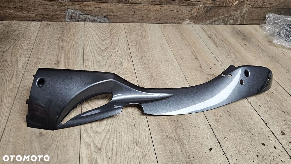 Oryginalna listwa boczna lewa SYM GTS 125 / 300 Joymax  83620-HTA-000-IF - 3