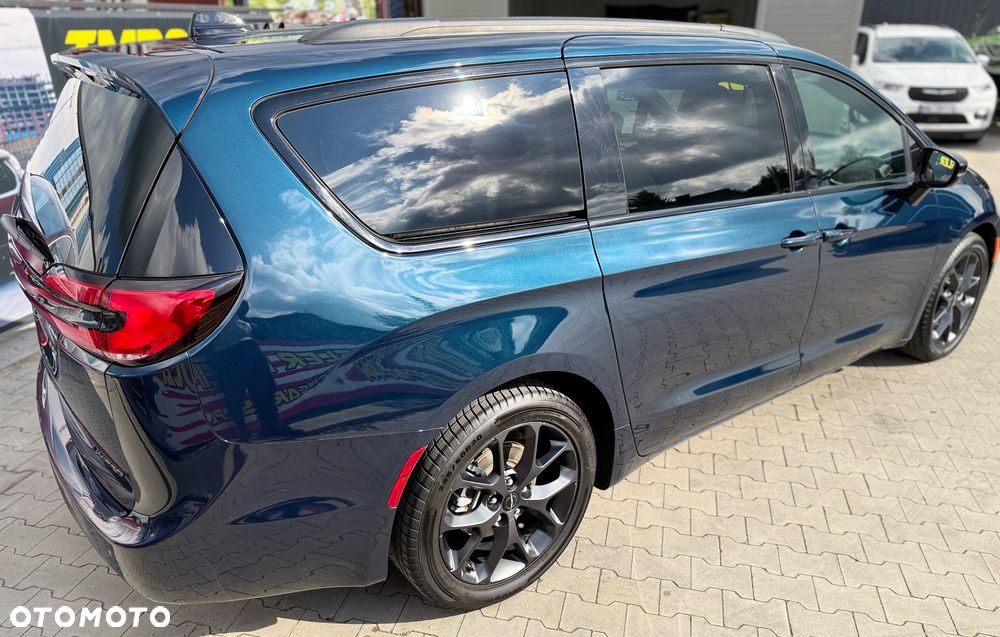 Chrysler Pacifica - 16