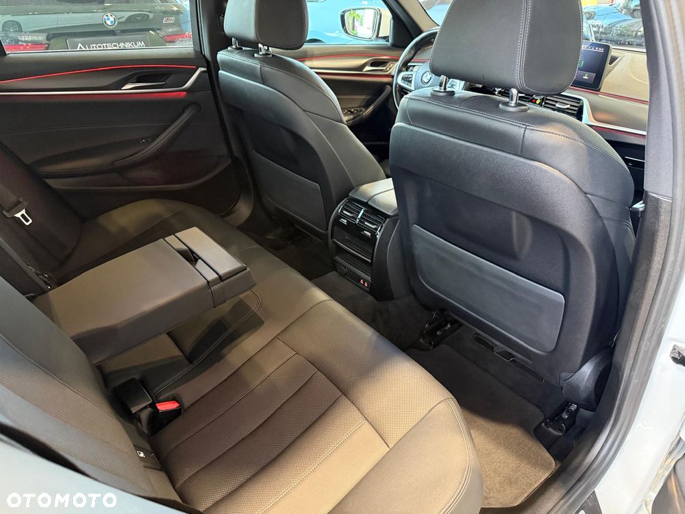 BMW Seria 5 520d MHEV M Sport sport - 12