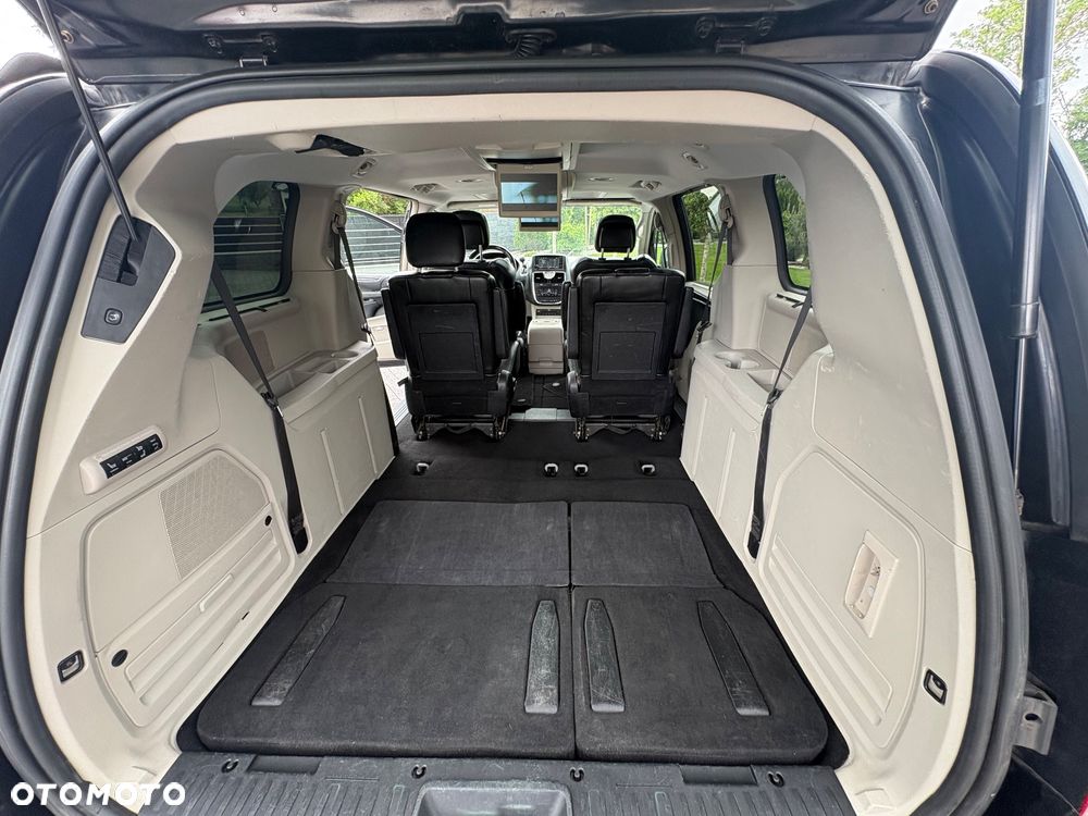 Chrysler Town & Country - 22