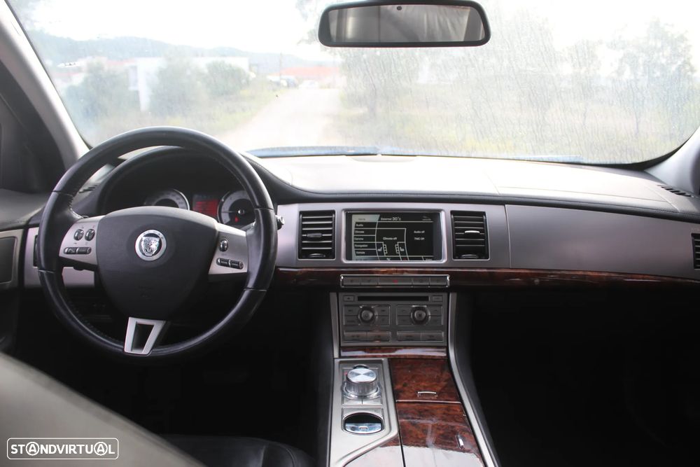 Jaguar XF 2.7 V6 Luxury - 8