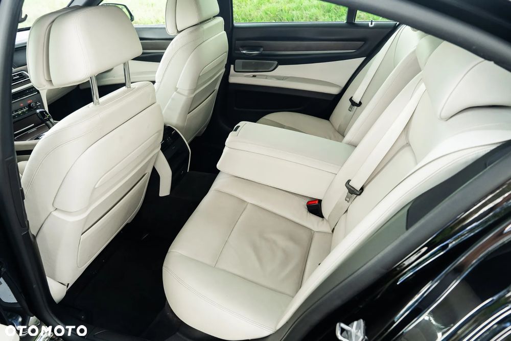 BMW Seria 7 750i xDrive - 17