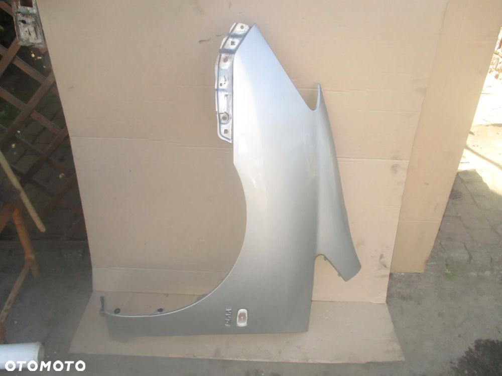 błotnik toyota Corolla Verso 1D9 - 2