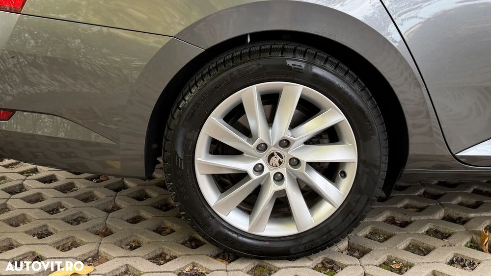 Skoda Superb Combi 2.0 TDI DSG Ambition - 12