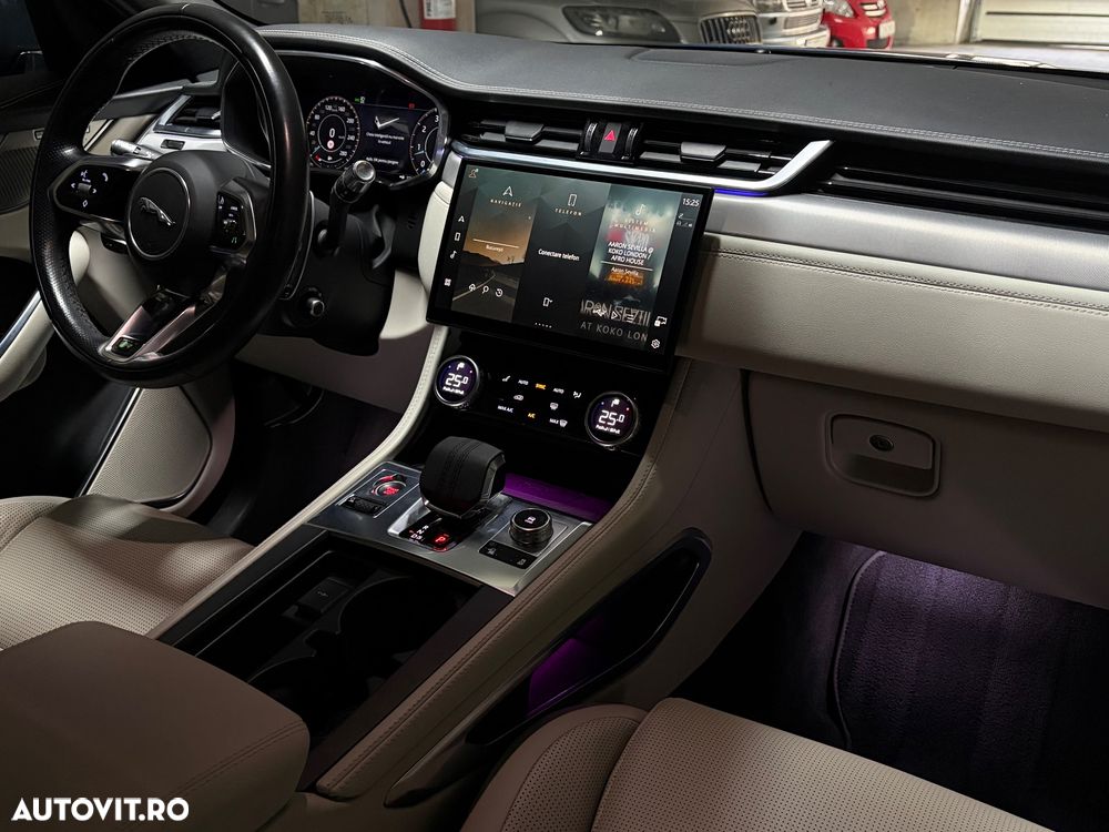 Jaguar F-Pace P250 AWD R-Dynamic SE - 18