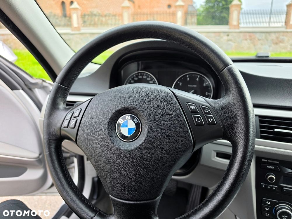 BMW Seria 3 318i Edition Exclusive - 35