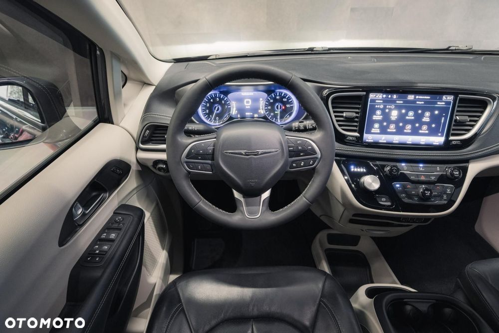 Chrysler Pacifica - 12