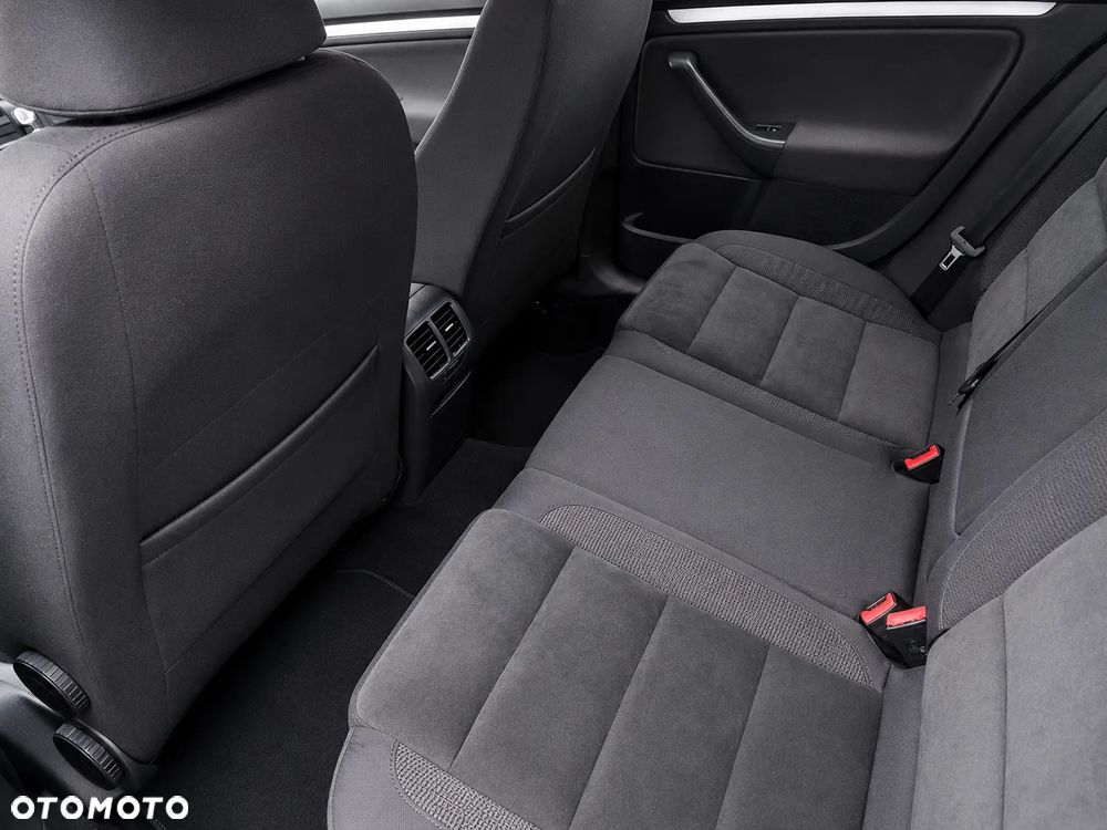 Volkswagen Golf 2.0 TDI DPF Highline - 13