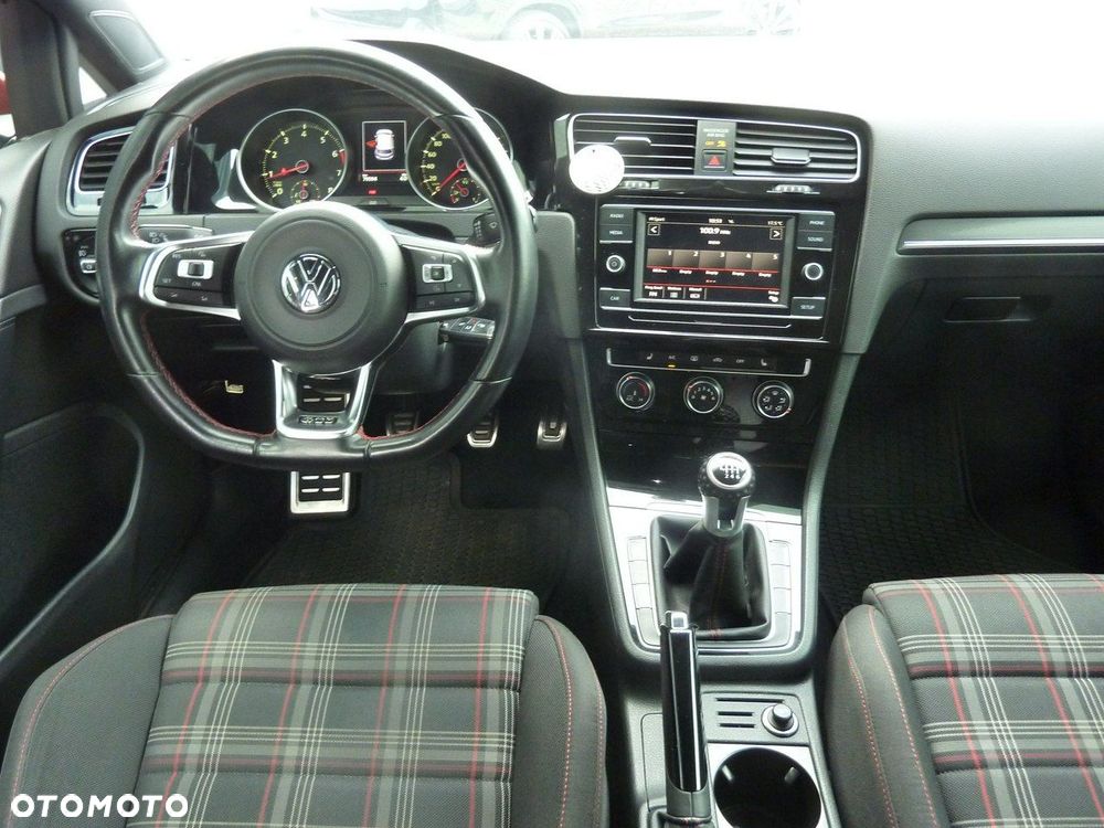 Volkswagen Golf - 22