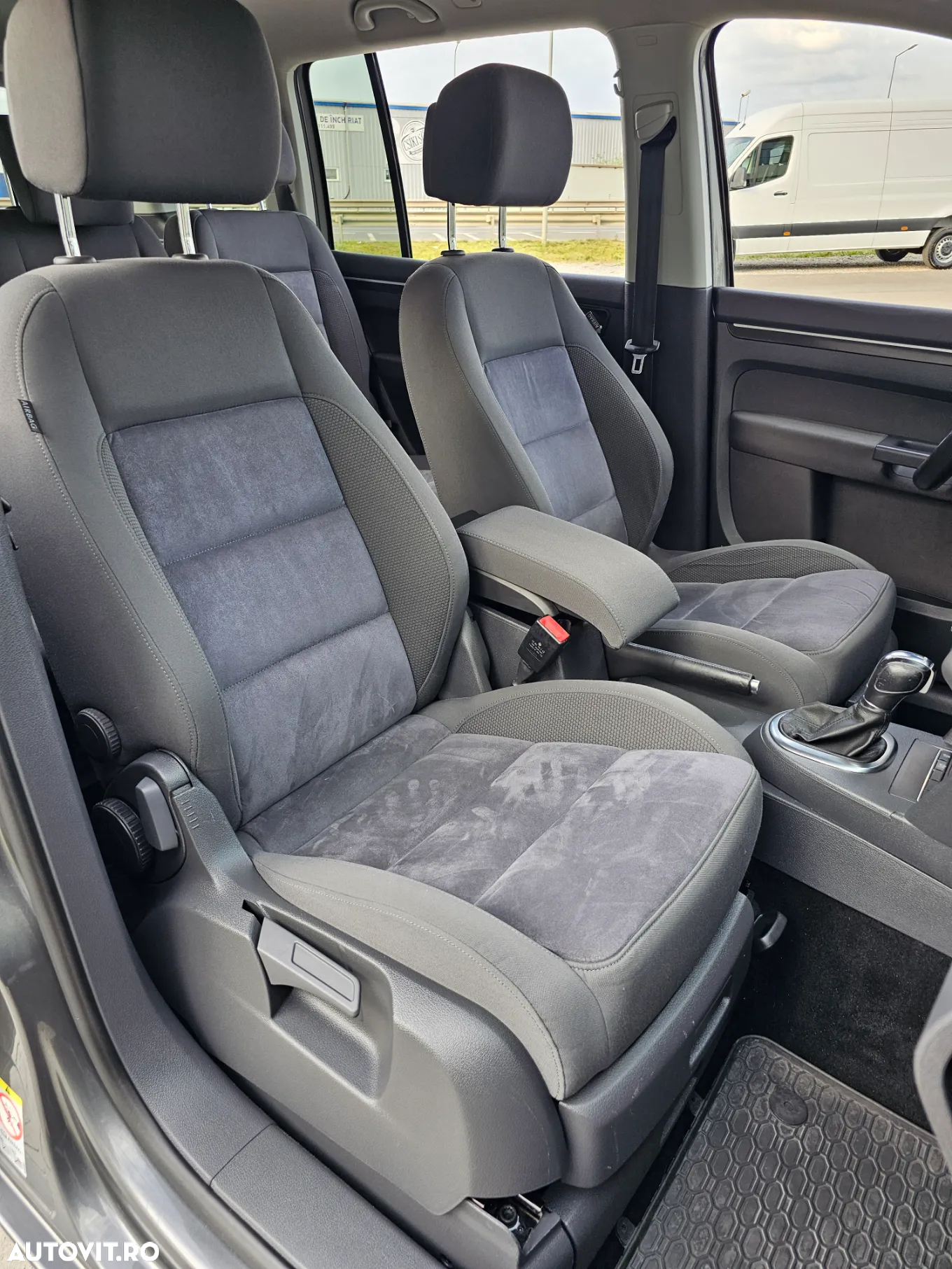 Volkswagen Touran 2.0 TDI DPF BlueMotion Technology DSG Highline - 9