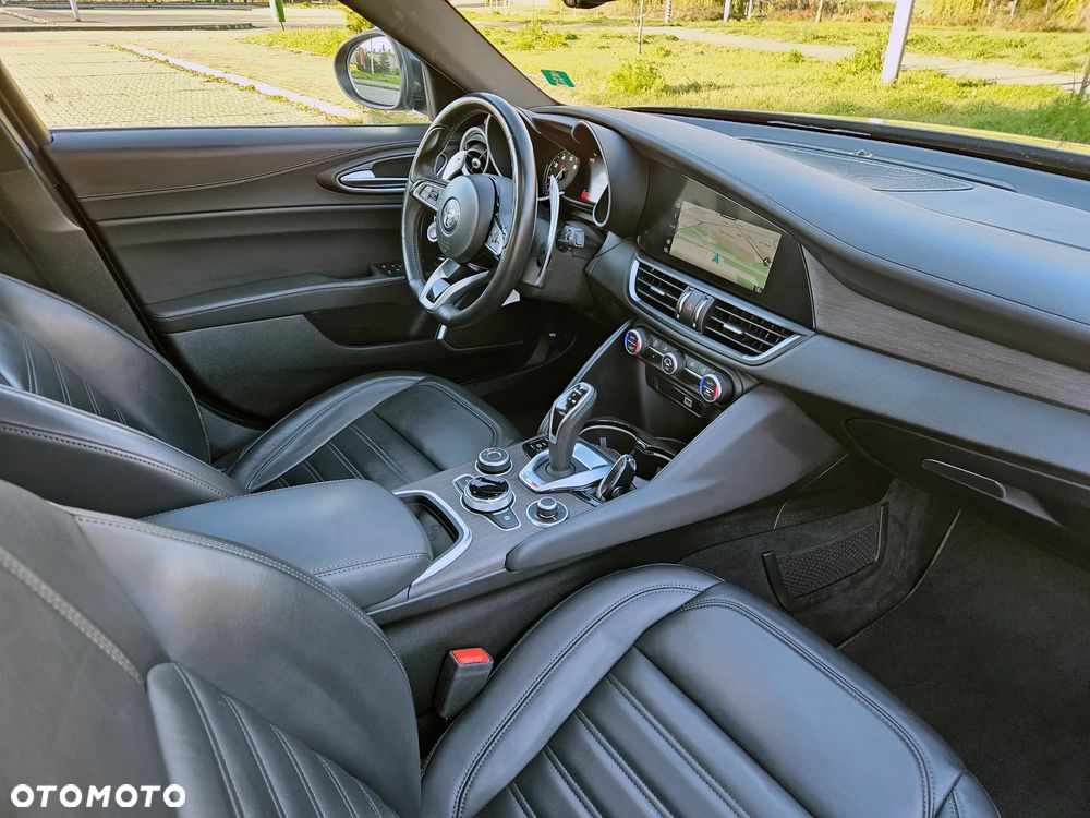 Alfa Romeo Giulia 2.0 Turbo 16V AT8-Q4 Veloce - 6